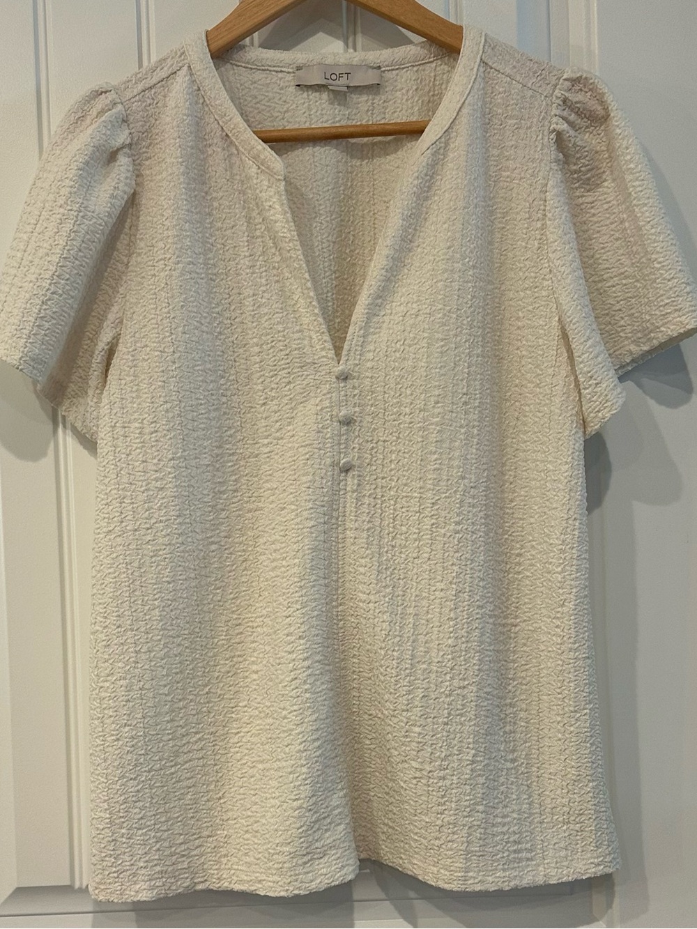 LOFT Cream Textured V-Notch Short Sleeve Blouse NWOT
